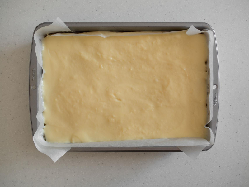 w formie do pieczenia warstwa z kremem budyniowym