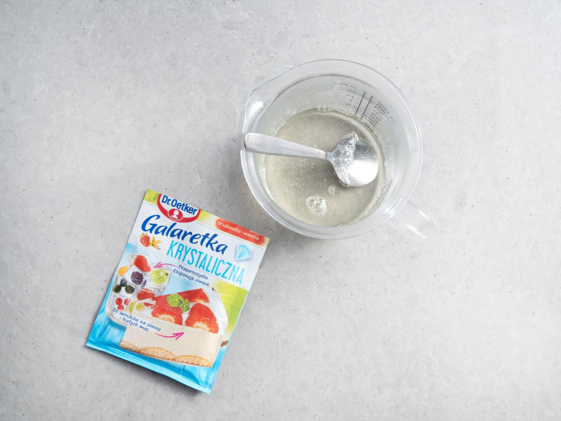 w szklanym naczyniu rozpuszczona galaretka
