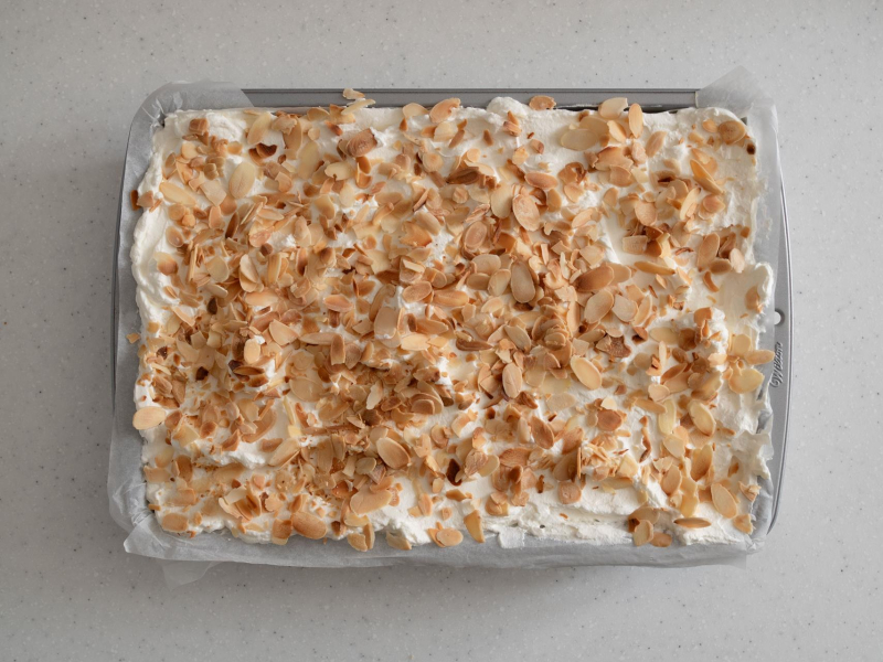 szarlotka bez pieczenia z bitą śmietaną i płatkami migdałów