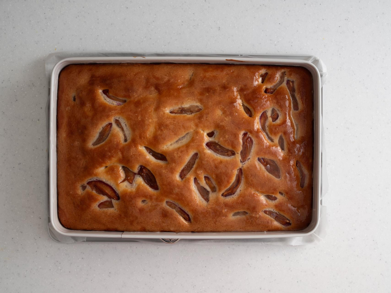 Upieczone ciasto jogurtowe posmarowane glazurą.