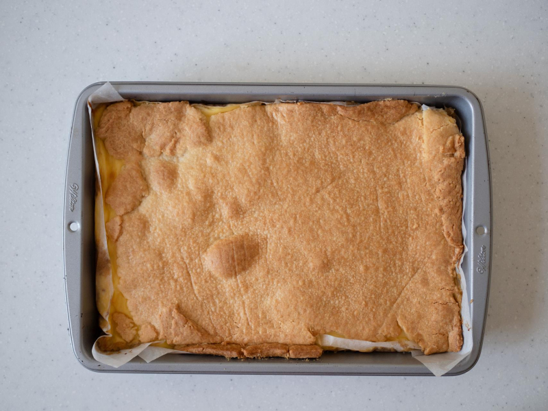 w formie upieczony jabłecznik z budyniem