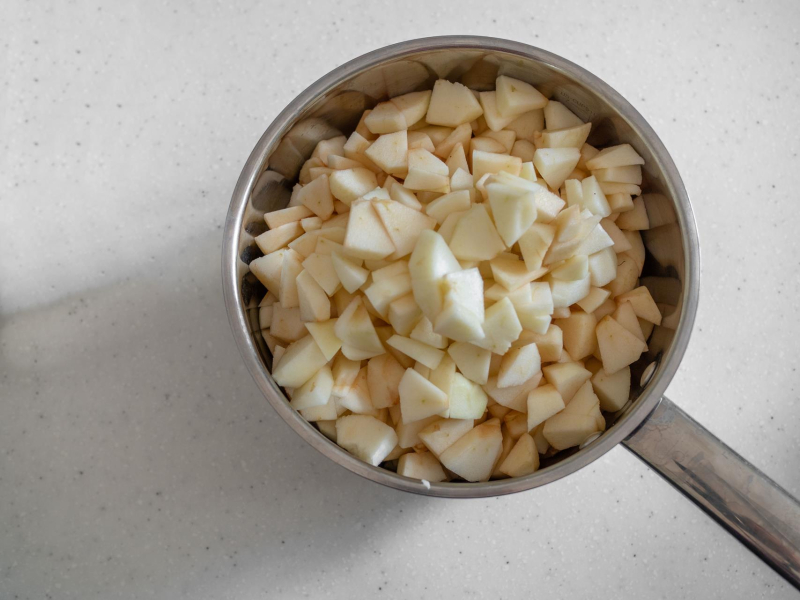 w rondelku pokrojone jabłka na jabłecznik