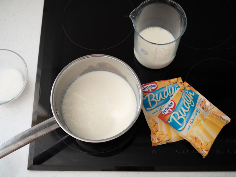 w rondelku mleko na budyń waniliowy dr. oetkera