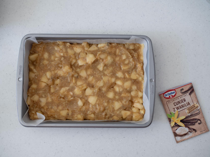 w formie do pieczenia wyłożone uprażone jabłka z cukrem z wanilią Dr. Oetkera