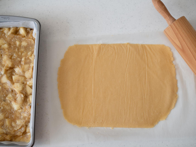 rozwałkowane ciasto na jabłecznik na blacie