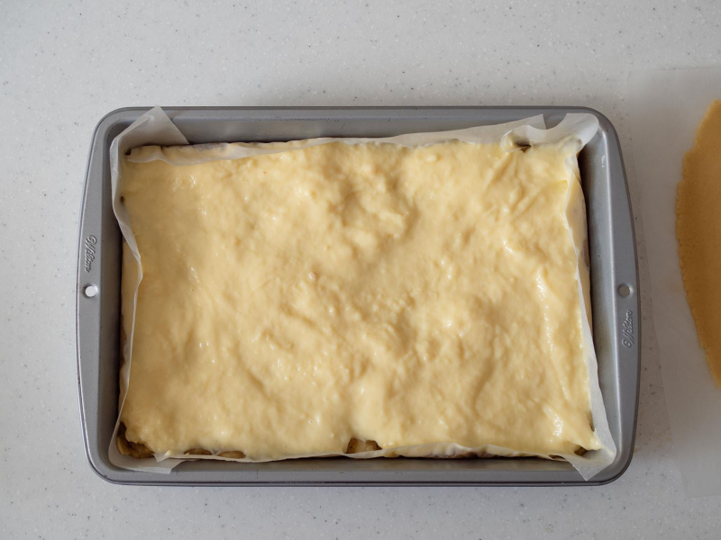 w formie wyłożona wartwa budyniu na jabłecznik z budyniem