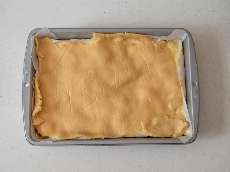 nieupieczony w dużej blaszce jabłecznik z budyniem