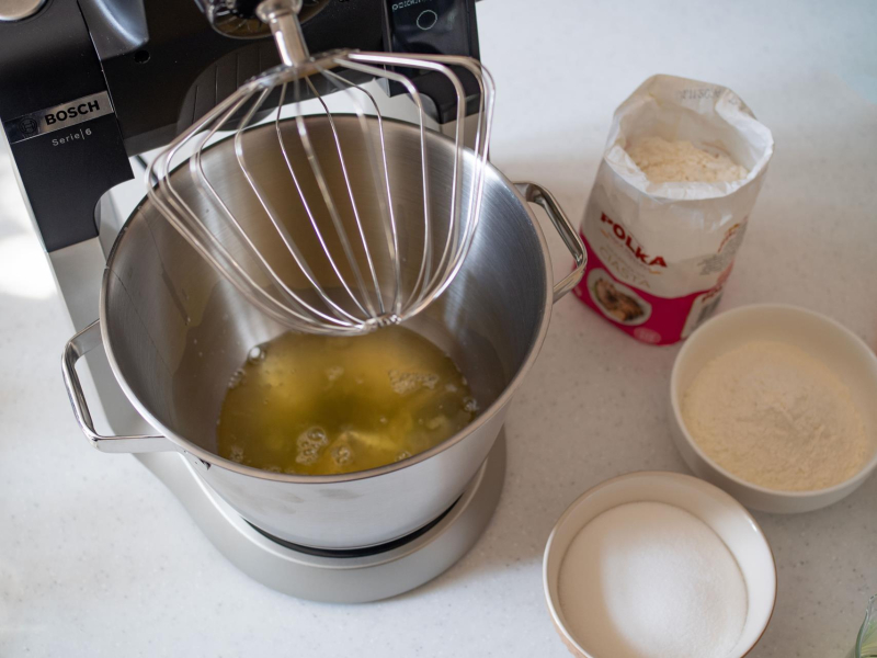 w misie białka obok mąka polka i miseczki z cukrem