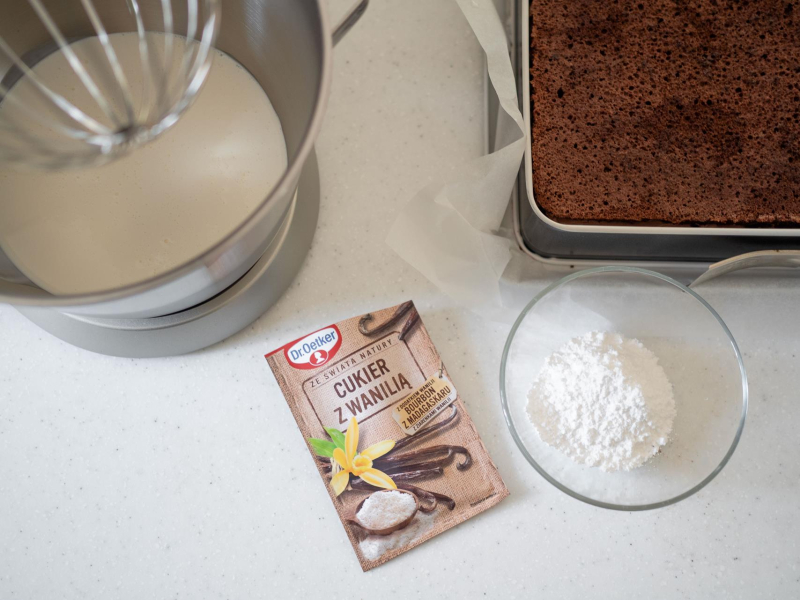 w robocie śmietanka do ubijania z cukrem z wanilią dr.oetkera