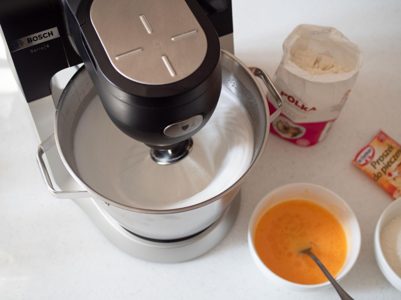 w robocie bosch ubite białka z cukrem na białą pianę