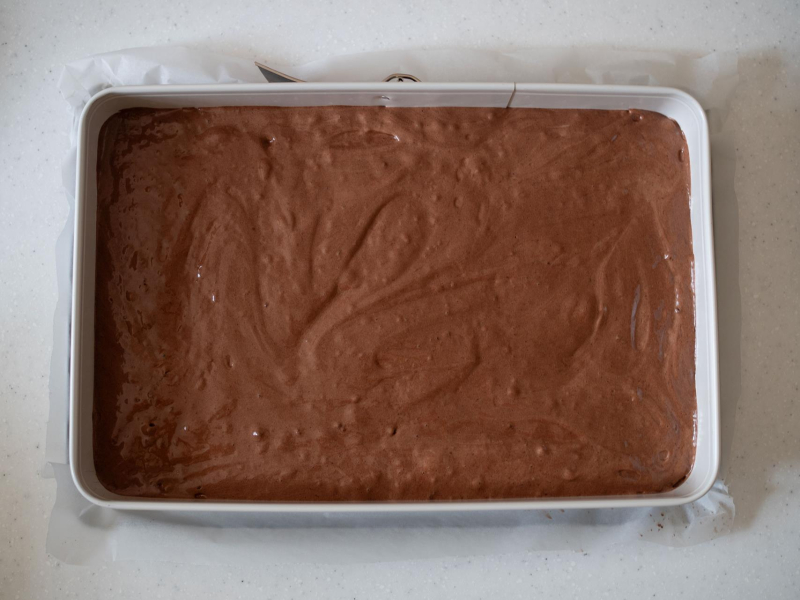 w dużej blaszce kakaowy nieupieczony biszkopt