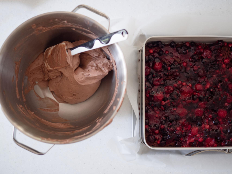 ciasto kostka czarny las przekładane kremem czekoladowym