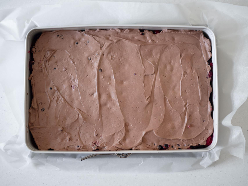 warstwa kremu czekoladowego w prostokątnej formie