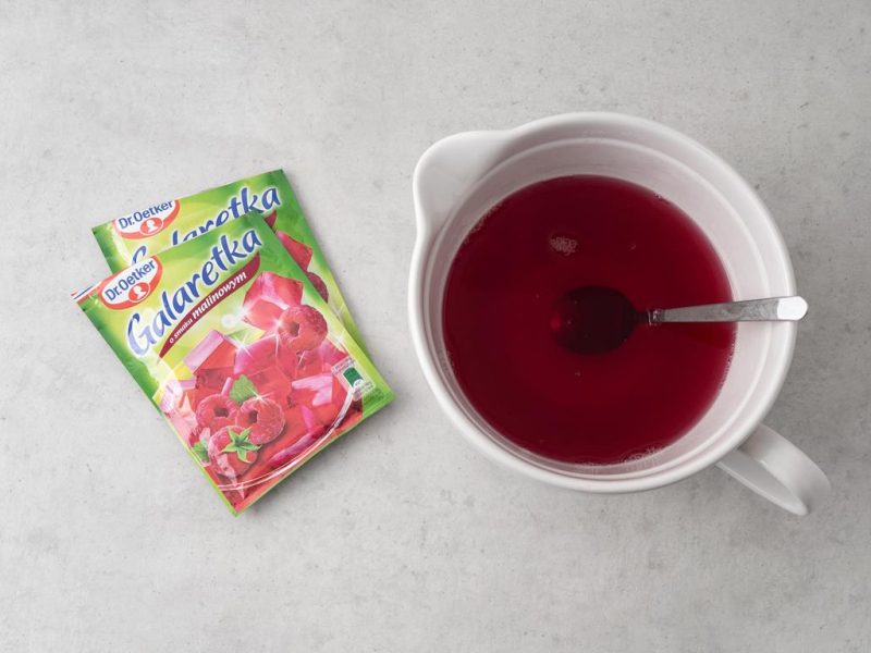galaretki malinowe dr. oetkerarozpuszczone w misce