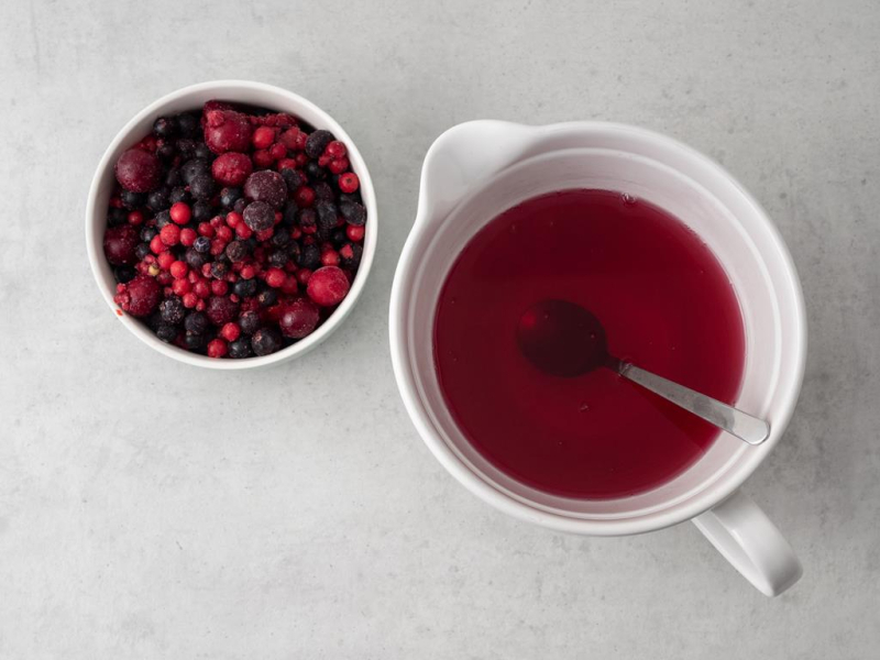 w misce galaretka obok owoce do ciasta czarny las