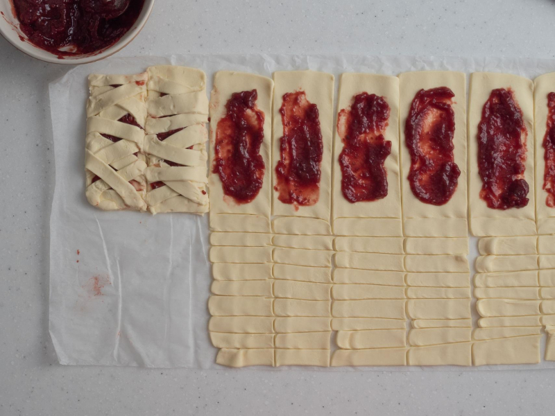 Tworzenie mumii z ciasta francuskiego.