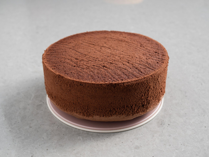 na talerzu upieczony biszkopt kakaowy