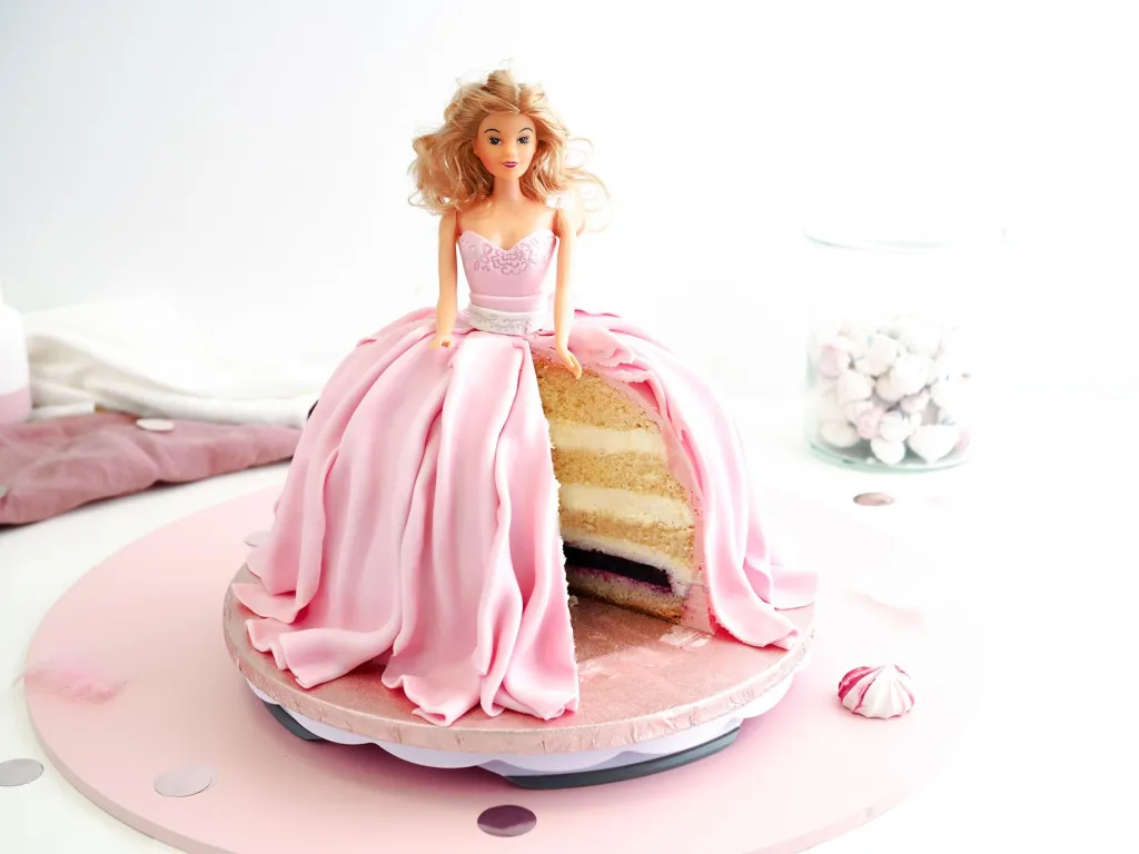 Rozkrojony tort barbie z masy cukrowej - Wszystkiego Słodkiego