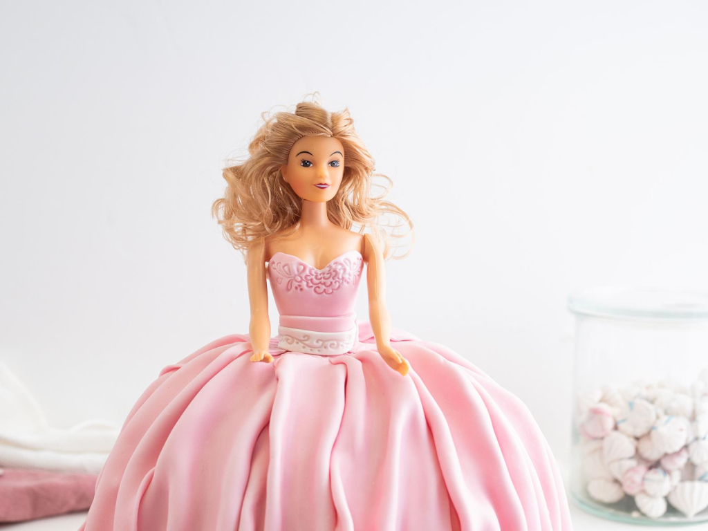 Różowa suknia z masy cukrowej w torcie barbie - Wszystkiego Słodkiego
