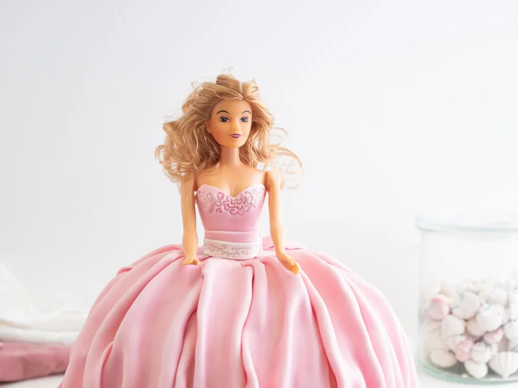 Różowa suknia z masy cukrowej w torcie barbie - Wszystkiego Słodkiego