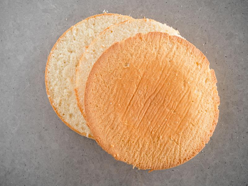Przekrojone blaty biszkoptowe.