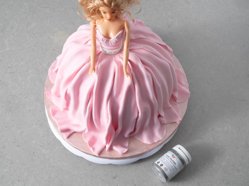 Gotowy tort barbie z masy cukrowej.