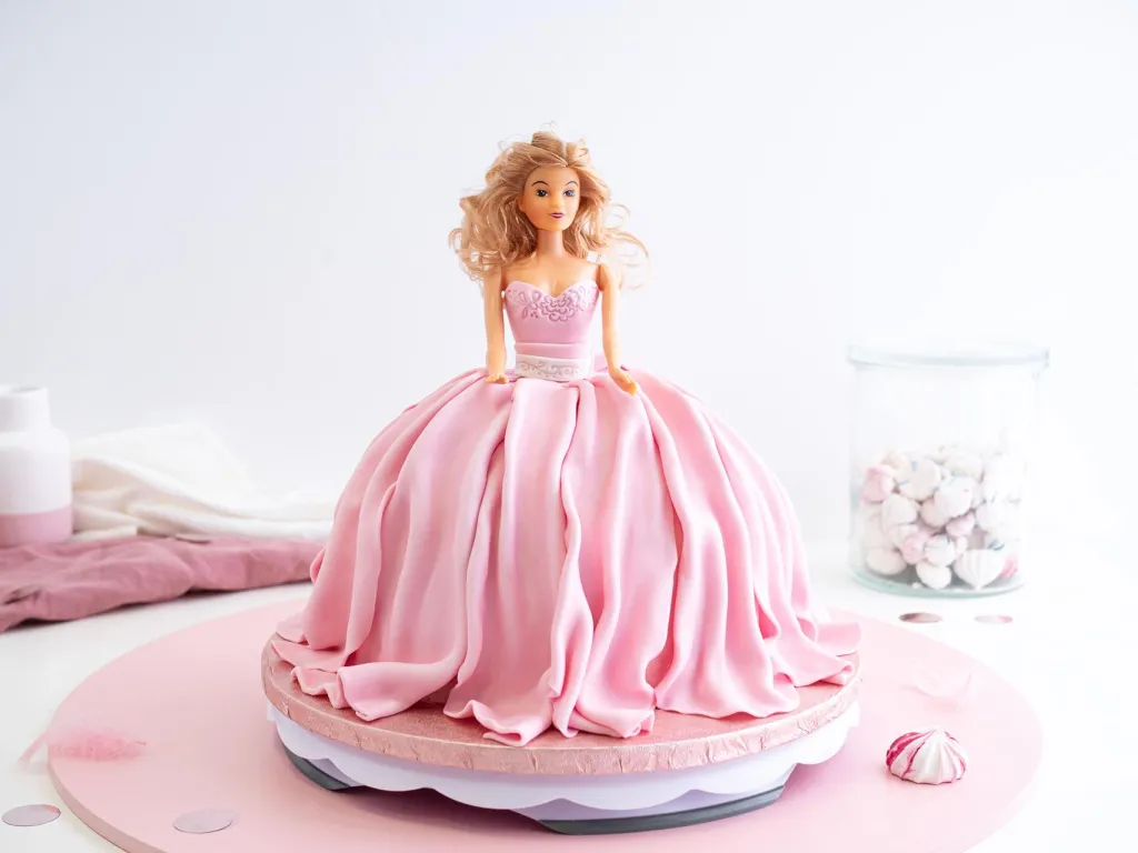 Tort barbie z masy cukrowej na paterze - Wszystkiego Słodkiego