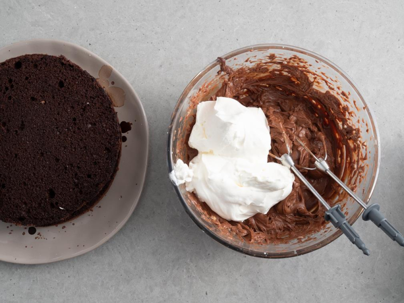 na talerzu kakaowy biszkopt i krem czekoladowy w szklanej misce