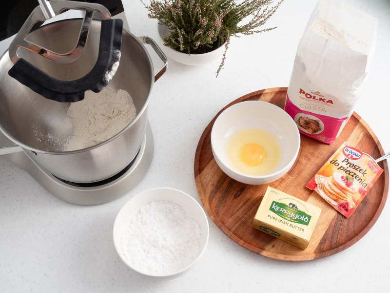 w robocie kuchennym mąka z proszkiem do pieczenia dr. oetkera, na desce masło kerrygold, mąka Polka, jajko