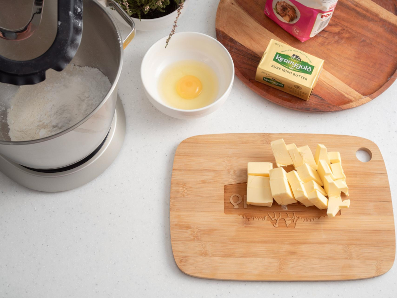 na drewnianej desce pokrojone w kostkę masło kerrygold