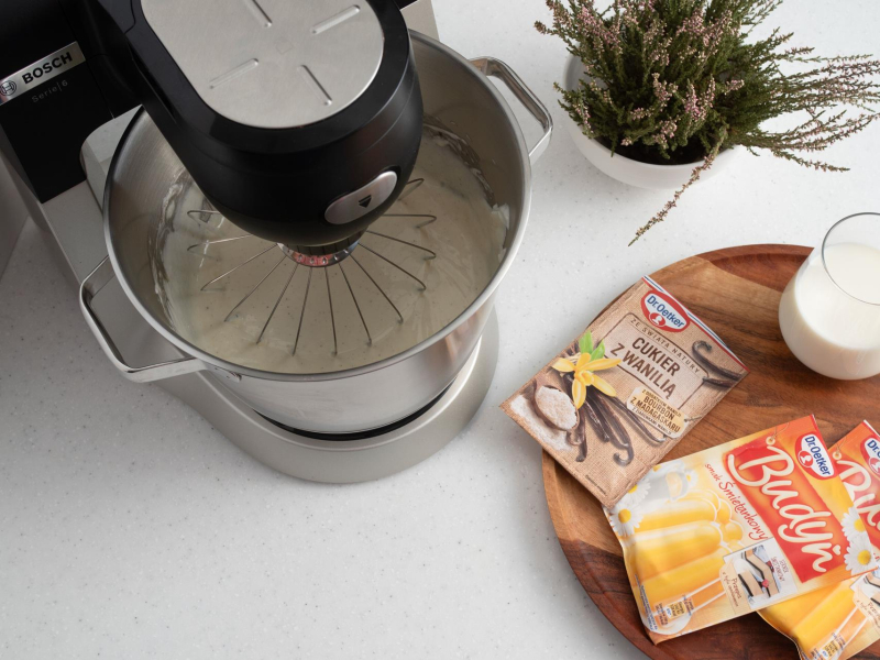 w robocie bosch miksowany sernik z mlekiem i budyniami