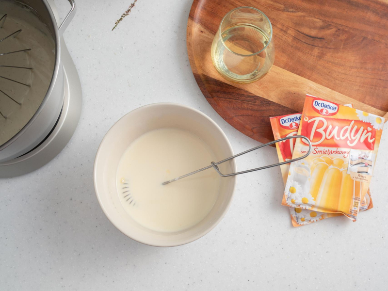 w miseczce wymieszane budynie w mleku