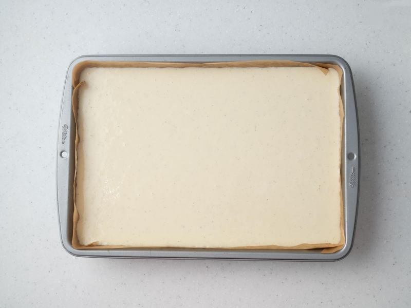 w foremce do pieczenia nieupieczony sernik z mlekiem