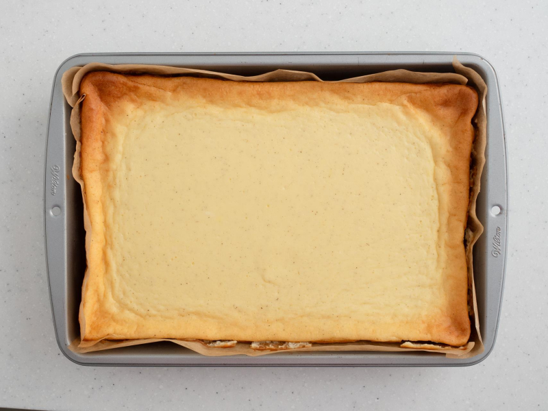 w blaszce upieczony sernik z mlekiem