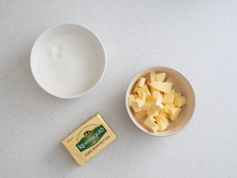 Na blacie kuchennym masło i cukier.