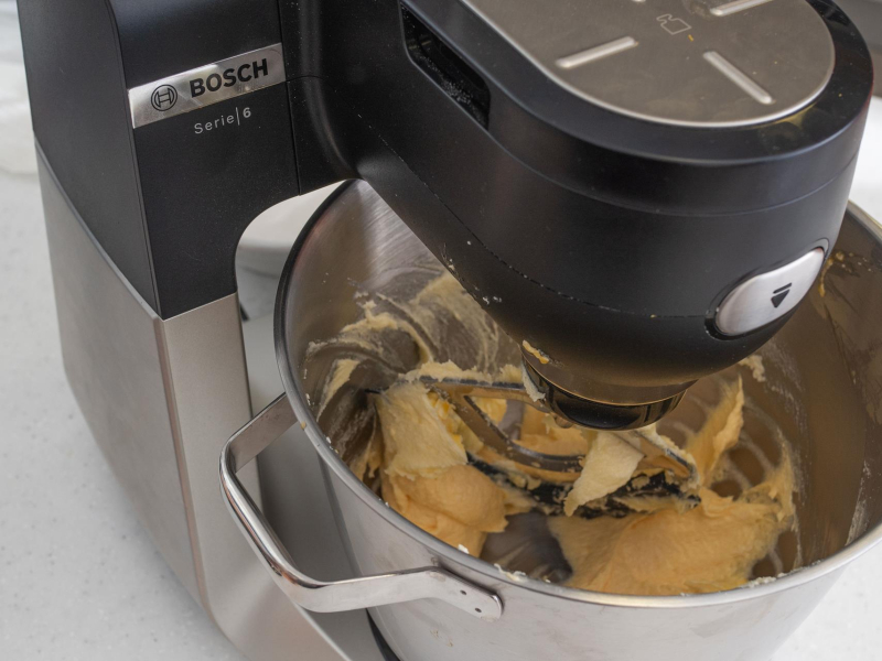 W misie ucieranie masła z cukrem.