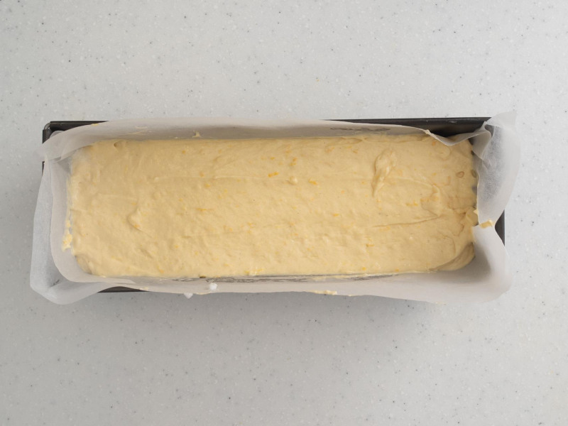 Pomarańczowa babka przed upieczeniem w keksówce.