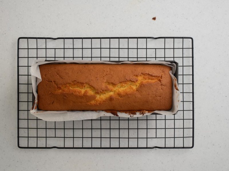 Pomarańczowa babka po upieczeniu w keksówce.