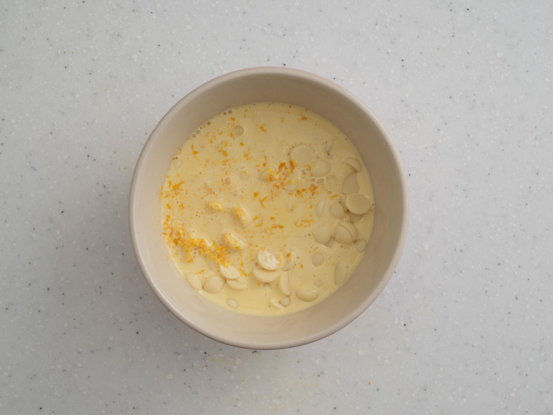 W misce składniki na polewę czekoladowo-pomarańczową.