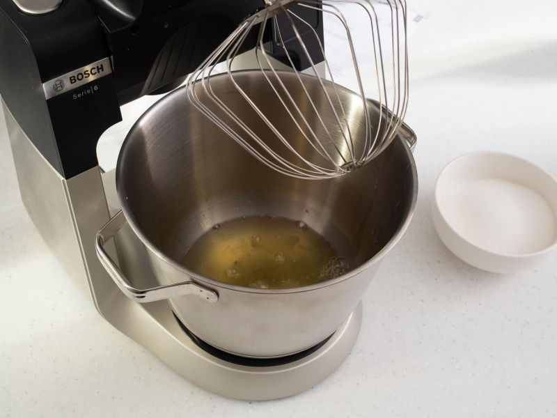 Białka w misie robota kuchennego.