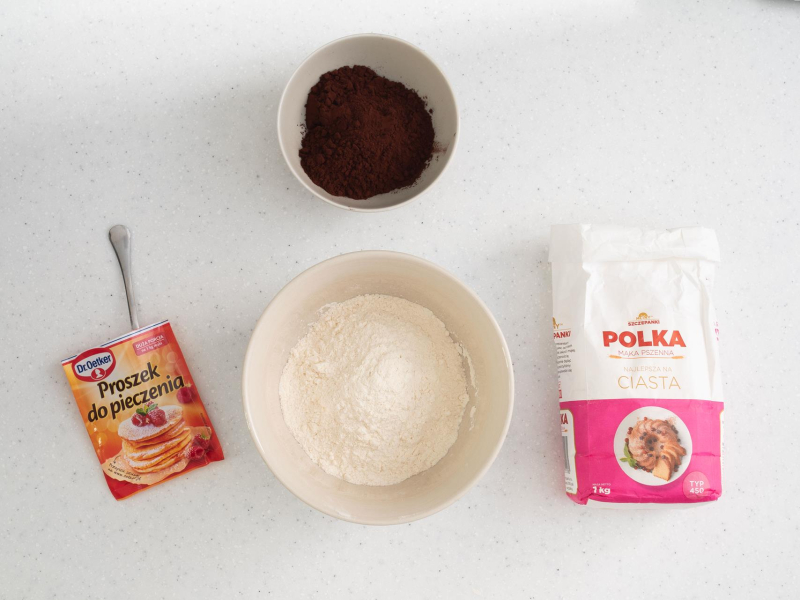 W misce mąka, obok kakao oraz proszek do pieczenia.