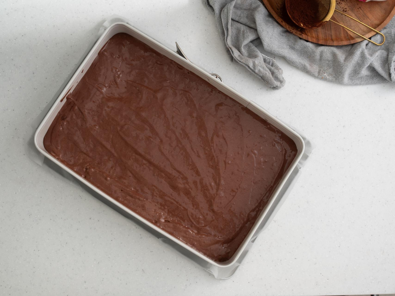 Ciasto czekoladowe przełożone do formy.