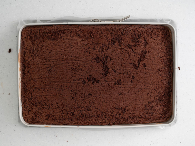 Krem przykryty 2 blatem ciasta.