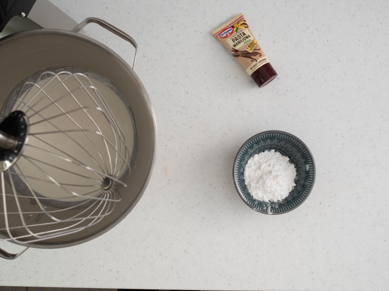 W misie śmietanka. Obok cukier puder oraz pasta z wanilii.