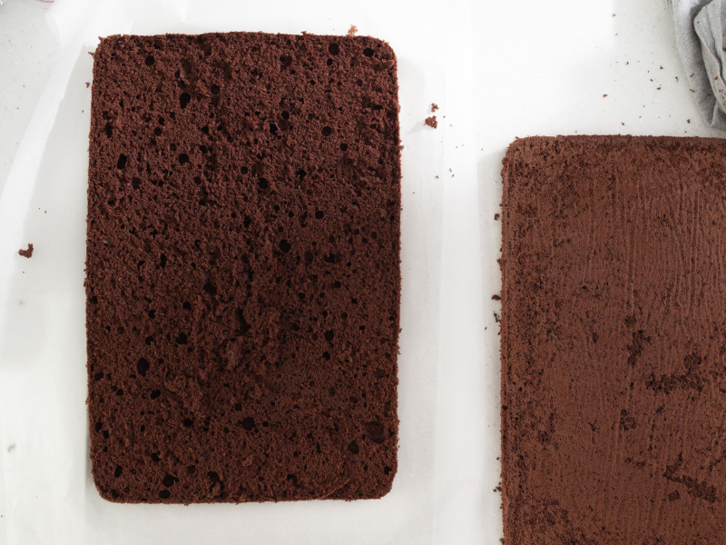 Upieczone ciasto czekoladowe przekrojone na dwa blaty.
