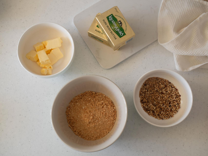 w miseczkach składniki na herbatnikowy spód