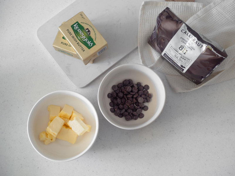 w miseczce czekolada callebaut, na desce masło kerrygold