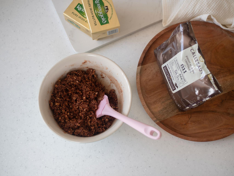 w miseczce masa na ciasteczkowy spód do ciasta monte