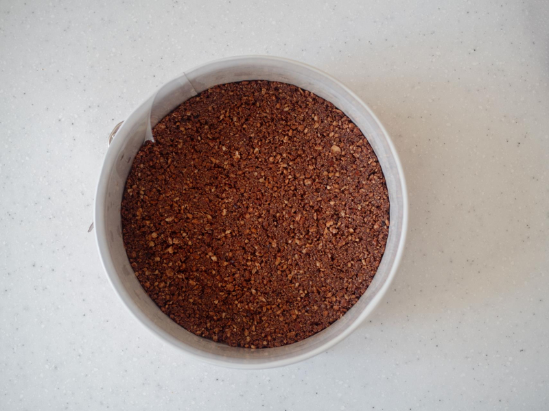 w tortownicy wyłożony spód do ciasta monte