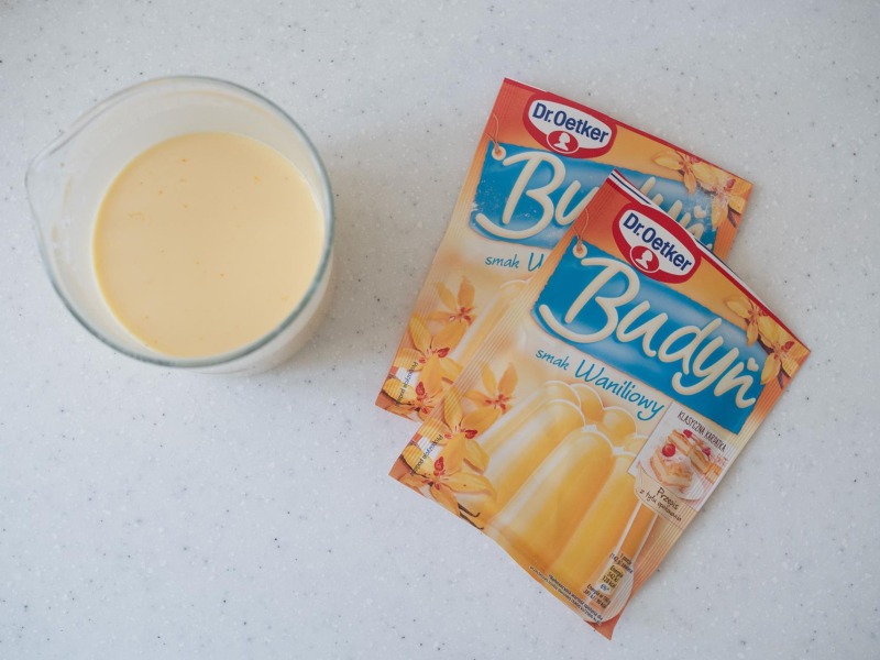 w szkladnym naczyniu wymieszane budynie dr. Oetker